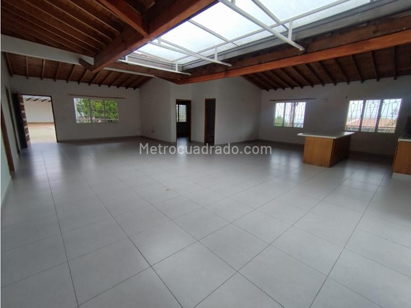 Casa Amplia de 3 Alcobas con Jardín en La Mina - 2