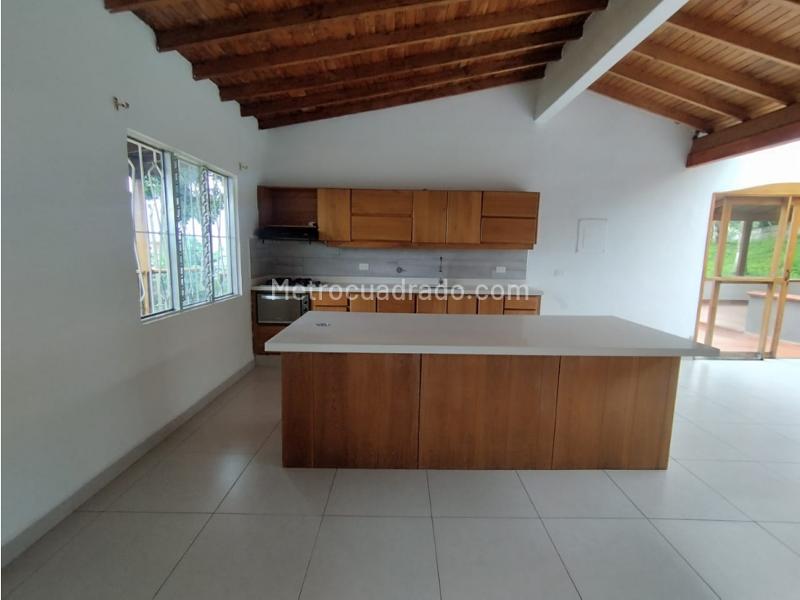 Casa Amplia de 3 Alcobas con Jardín en La Mina - 5