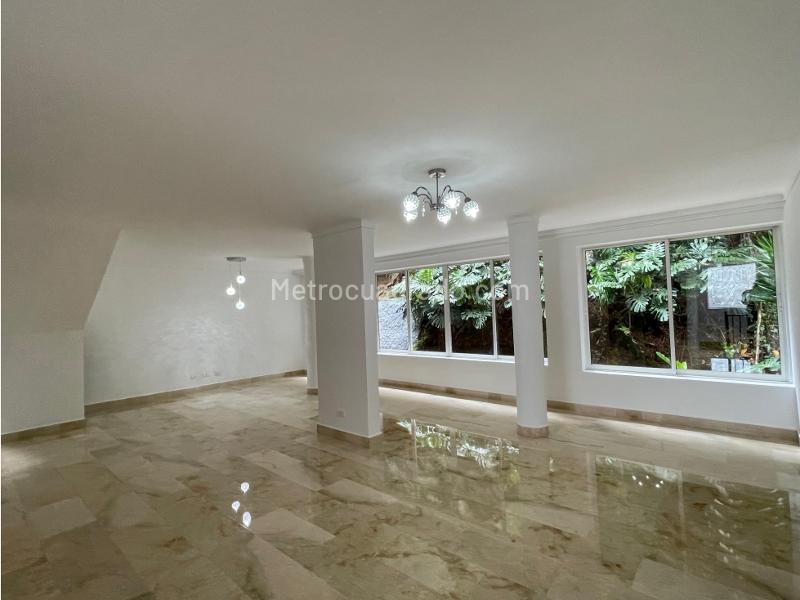 3BR House with 5 Baths in Los Balsos (Gated Unit)