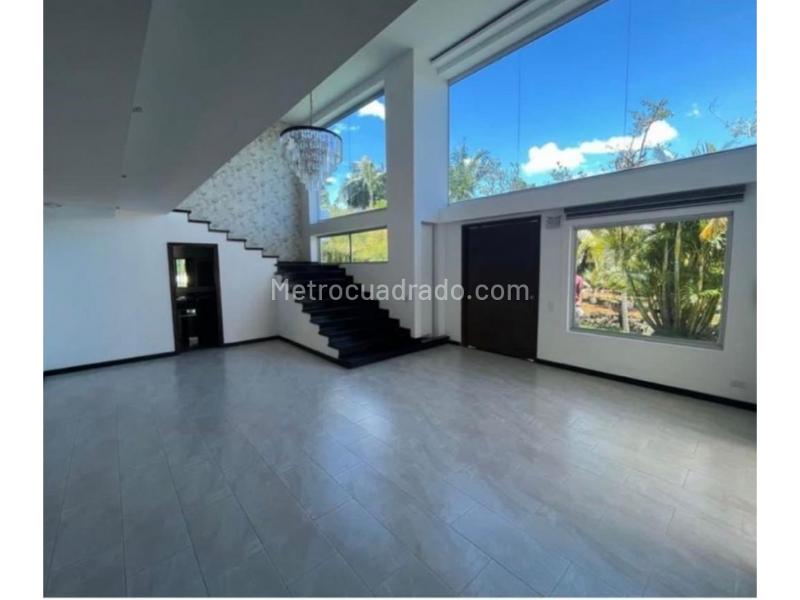 Casa Hermosa de 4 Alcobas con Piscina en El Retiro