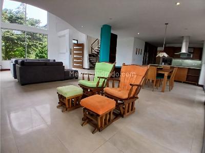 Casa de 3 alcobas en venta en Loma Del Escobero, Medellín, 2000 m² · foto 2 de 20