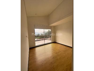 Casa de 4 alcobas en venta en El Atravesado, Medellín, 330 m² · foto 4 de 17