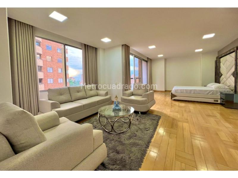 Apartamento de Lujo de 4 Alcobas con Piscina en Transversal Inferior