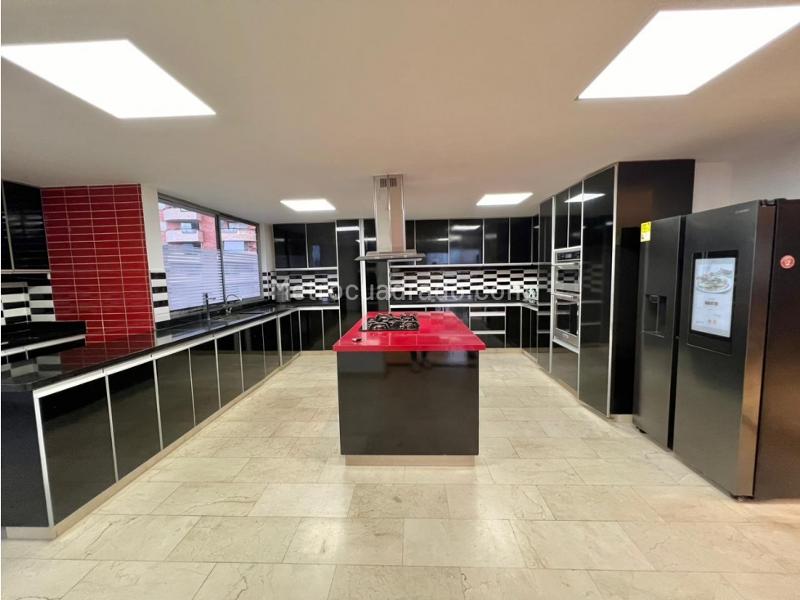 Luxurious 4BR Apartment with Pool in Transversal Inferior - 9