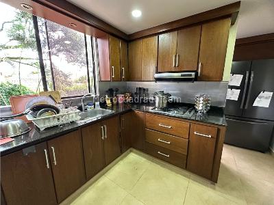 Casa de 4 alcobas en venta en Loma De Las Brujas, Medellín, 275 m² · foto 7 de 18