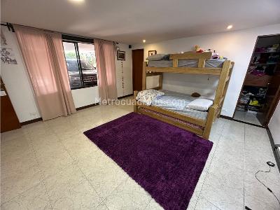 Casa de 4 alcobas en venta en Loma De Las Brujas, Medellín, 275 m² · foto 13 de 18