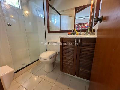 Casa de 4 alcobas en venta en Loma De Las Brujas, Medellín, 275 m² · foto 15 de 18
