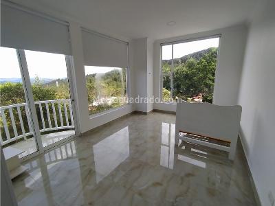 Casa de 5 alcobas en venta en Loma Del Escobero, Medellín, 1800 m² · foto 2 de 17