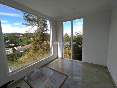 Casa de 5 alcobas en venta en Loma Del Escobero, Medellín, 1800 m² · foto 4 de 17