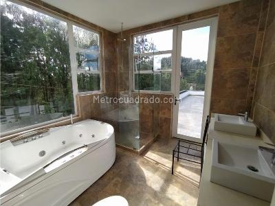 Casa de 5 alcobas en venta en Loma Del Escobero, Medellín, 1800 m² · foto 9 de 17