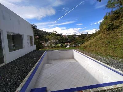 Casa de 5 alcobas en venta en Loma Del Escobero, Medellín, 1800 m² · foto 14 de 17