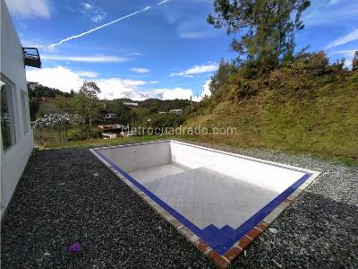 Casa de 5 alcobas en venta en Loma Del Escobero, Medellín, 1800 m² · foto 15 de 17