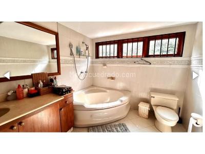 Casa de 3 alcobas en venta en Loma Del Escobero, Medellín, 634 m² · foto 13 de 14