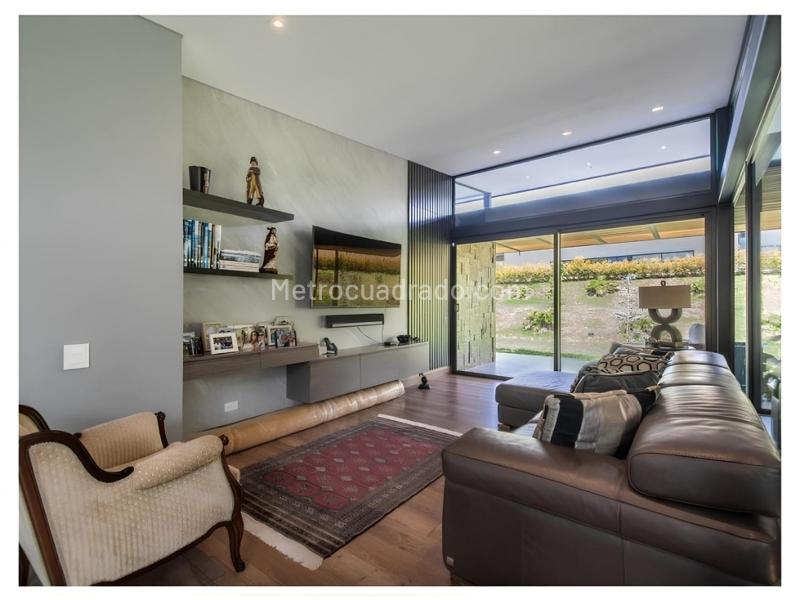 Casa amoblada de 3 alcobas con lote amplio en Alto de las Palmas - 4