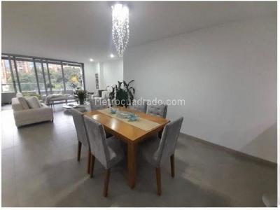 Apartamento de 3 alcobas en venta en Loma Del Escobero, Medellín, 156 m² · foto 2 de 14