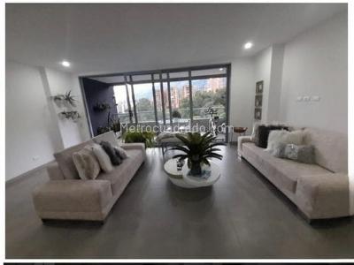 Apartamento de 3 alcobas en venta en Loma Del Escobero, Medellín, 156 m² · foto 3 de 14