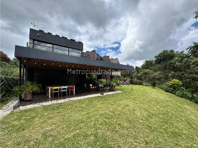 Casa de 4 alcobas en venta en Loma Del Escobero, Medellín · foto 2 de 20
