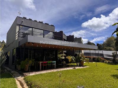 Casa de 4 alcobas en venta en Loma Del Escobero, Medellín · foto 3 de 20