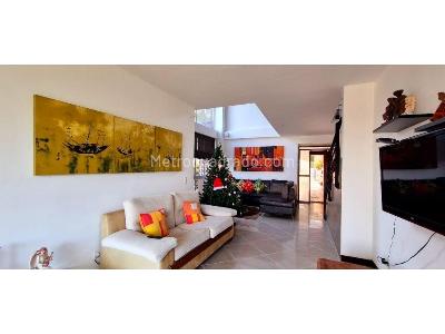Casa de 4 alcobas en venta en Loma Del Escobero, Medellín, 1000 m² · foto 3 de 10