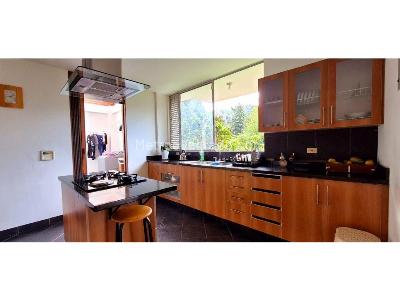 Casa de 4 alcobas en venta en Loma Del Escobero, Medellín, 1000 m² · foto 4 de 10
