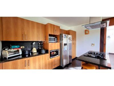 Casa de 4 alcobas en venta en Loma Del Escobero, Medellín, 1000 m² · foto 5 de 10