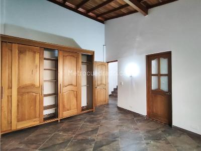 Casa de 5 alcobas en venta en Loma Del Escobero, Medellín, 698 m² · foto 8 de 19