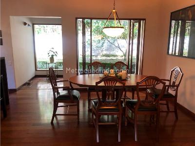 Casa de 3 alcobas en venta en Loma De Las Brujas, Medellín, 1600 m² · foto 2 de 11