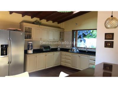 Casa de 3 alcobas en venta en Loma De Las Brujas, Medellín, 1600 m² · foto 6 de 11