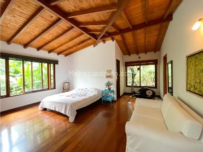 Casa de 3 alcobas en venta en Loma De Las Brujas, Medellín, 1600 m² · foto 8 de 11