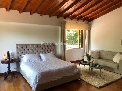 Casa de 3 alcobas en venta en Loma De Las Brujas, Medellín, 1600 m² · foto 9 de 11