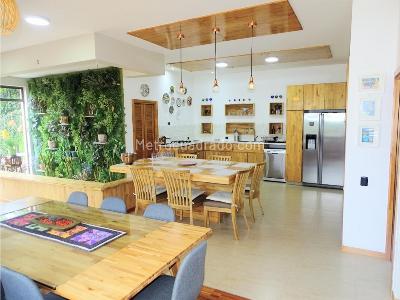 Casa de 5 alcobas en venta en Loma Del Escobero, Medellín, 1000 m² · foto 2 de 20