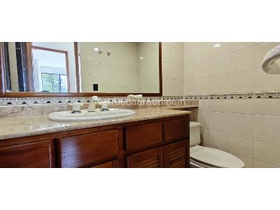 Apartamento de 3 alcobas en arriendo en Castropol, Medellín, 130 m² · foto 10 de 11