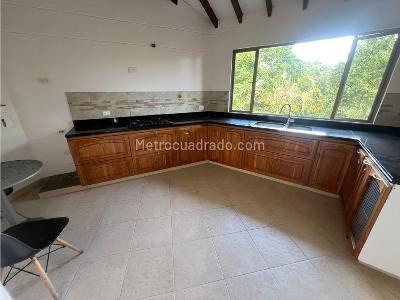 Casa de 3 alcobas en venta en Loma De Las Brujas, Medellín · foto 6 de 20