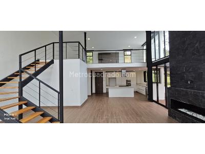 Casa de 3 alcobas en venta en Loma Del Escobero, Medellín · foto 2 de 20