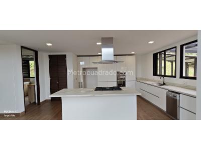 Casa de 3 alcobas en venta en Loma Del Escobero, Medellín · foto 5 de 20