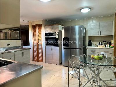 Apartamento de 3 alcobas en venta en Castropol, Medellín, 226 m² · foto 4 de 16