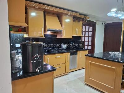Casa de 4 alcobas en venta en Loma Del Escobero, Medellín, 1700 m² · foto 8 de 19