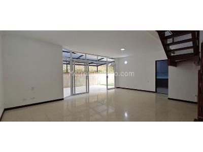 Casa de 3 alcobas en venta en Altos Del Poblado, Medellín, 235 m² · foto 2 de 20
