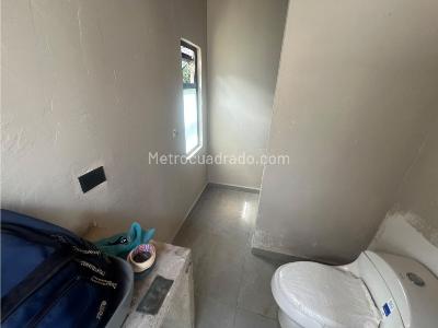 Casa de 3 alcobas en venta en Loma Del Escobero, Medellín, 290 m² · foto 3 de 20