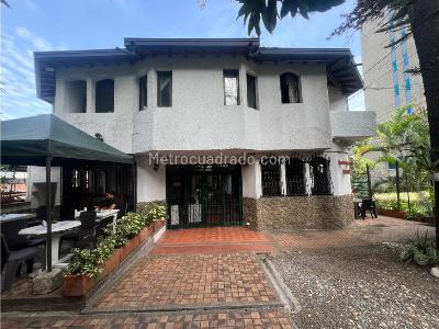 Casa de 5 alcobas en arriendo en Poblado (Milla De Oro), Medellín, 700 m² · foto 2 de 20