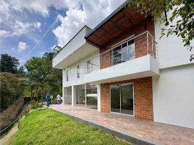 Casa de 3 alcobas en venta en Envigado, Medellín, 1680 m² · foto 1 de 10