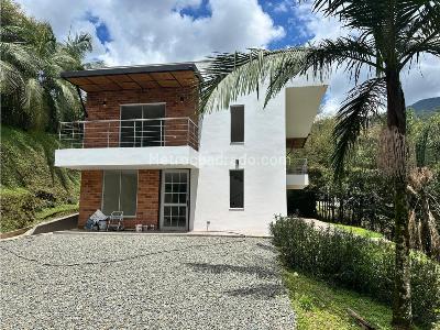Casa de 3 alcobas en venta en Envigado, Medellín, 1680 m² · foto 2 de 10