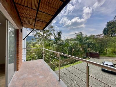 Casa de 3 alcobas en venta en Envigado, Medellín, 1680 m² · foto 3 de 10
