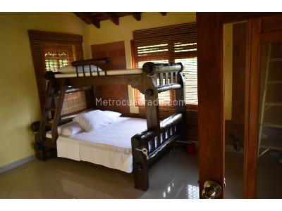 Casa de 3 alcobas en venta en Guatape, Medellín · foto 16 de 19