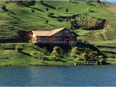 Casa de 3 alcobas en venta en Guatape, Medellín · foto 1 de 19