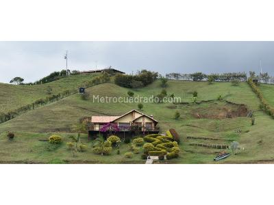 Casa de 3 alcobas en venta en Guatape, Medellín · foto 2 de 19