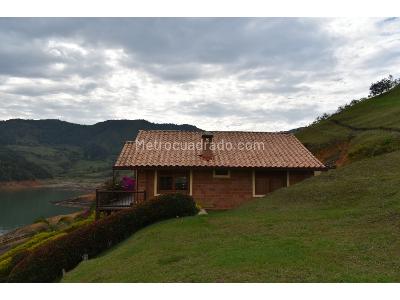 Casa de 3 alcobas en venta en Guatape, Medellín · foto 5 de 19