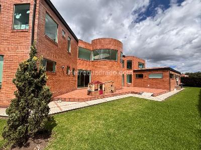 Casa de 5 alcobas en venta en Guaymaral, Bogotá, 1868 m² · foto 2 de 16