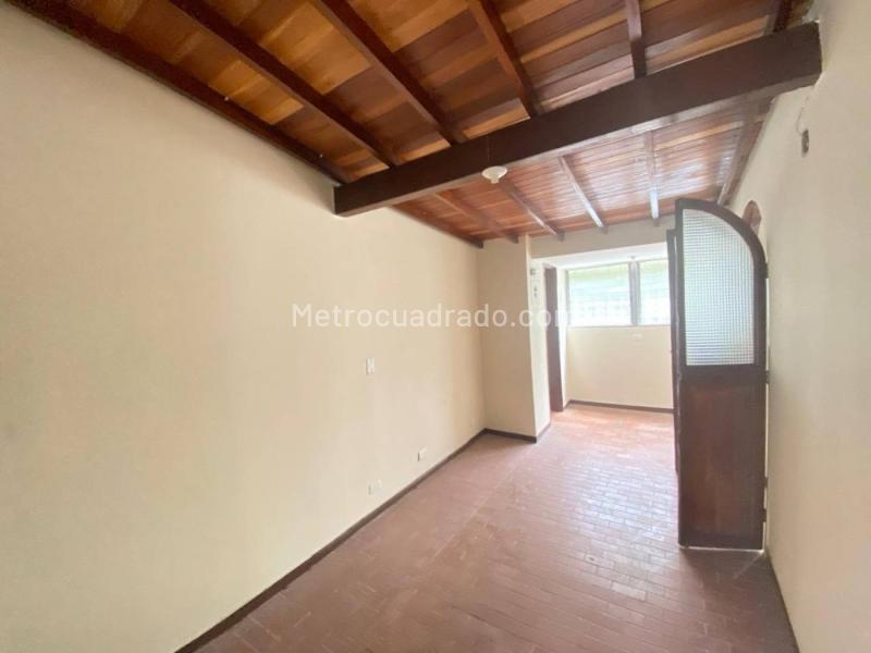 Commercial 3BR House in Suramericana
