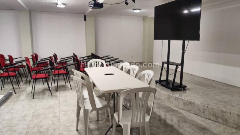 Versatile Commercial House in Estadio - 2